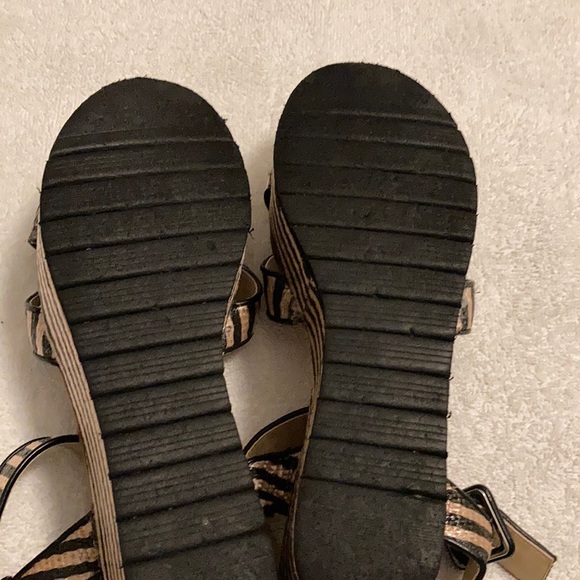 Exé Black & Tan platform heels - Picture 4 of 5